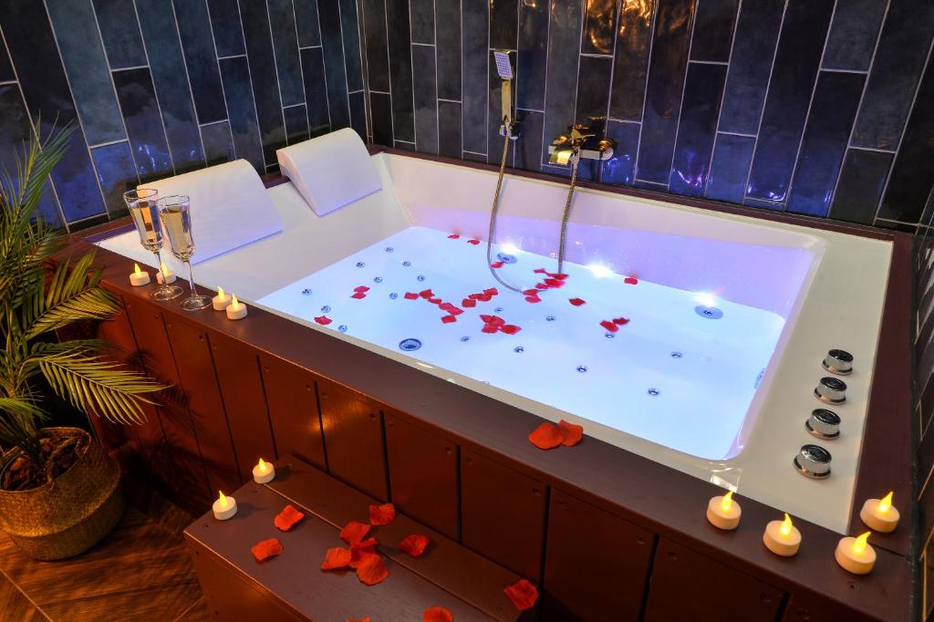 Suite jacuzzi, chic et romantique