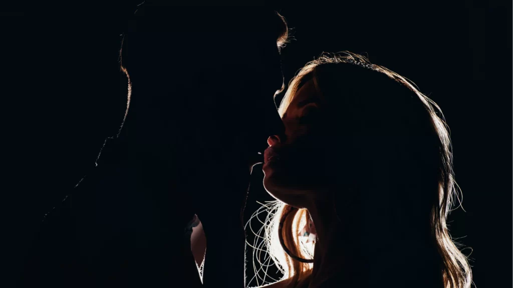 13 façons sensuelles d'embrasser votre petit ami