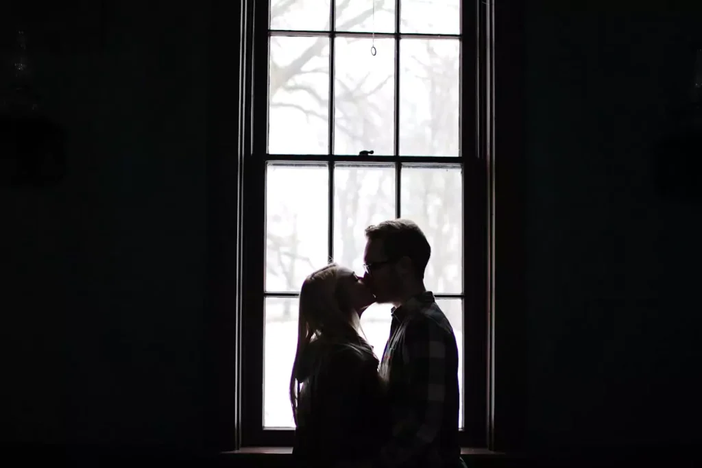 Découvrez comment pimenter vos soirées en amoureux avec la fessée érotique
