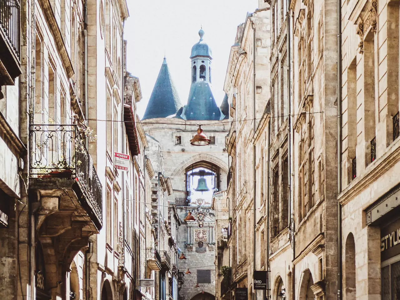 Vue sur la Grosse Cloche et les ruelles pavées du centre historique de Bordeaux, un incontournable pour une balade en couple.