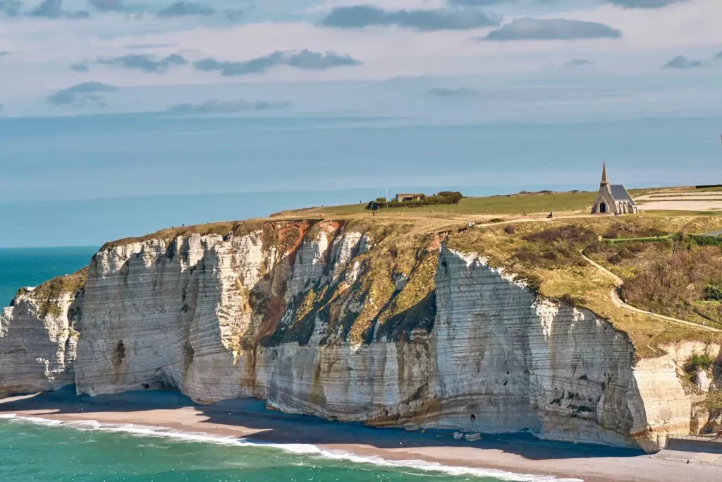 falaise face à la mer