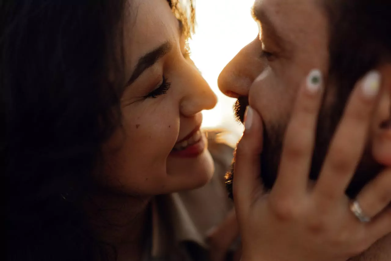 Couple s'embrassant avec passion