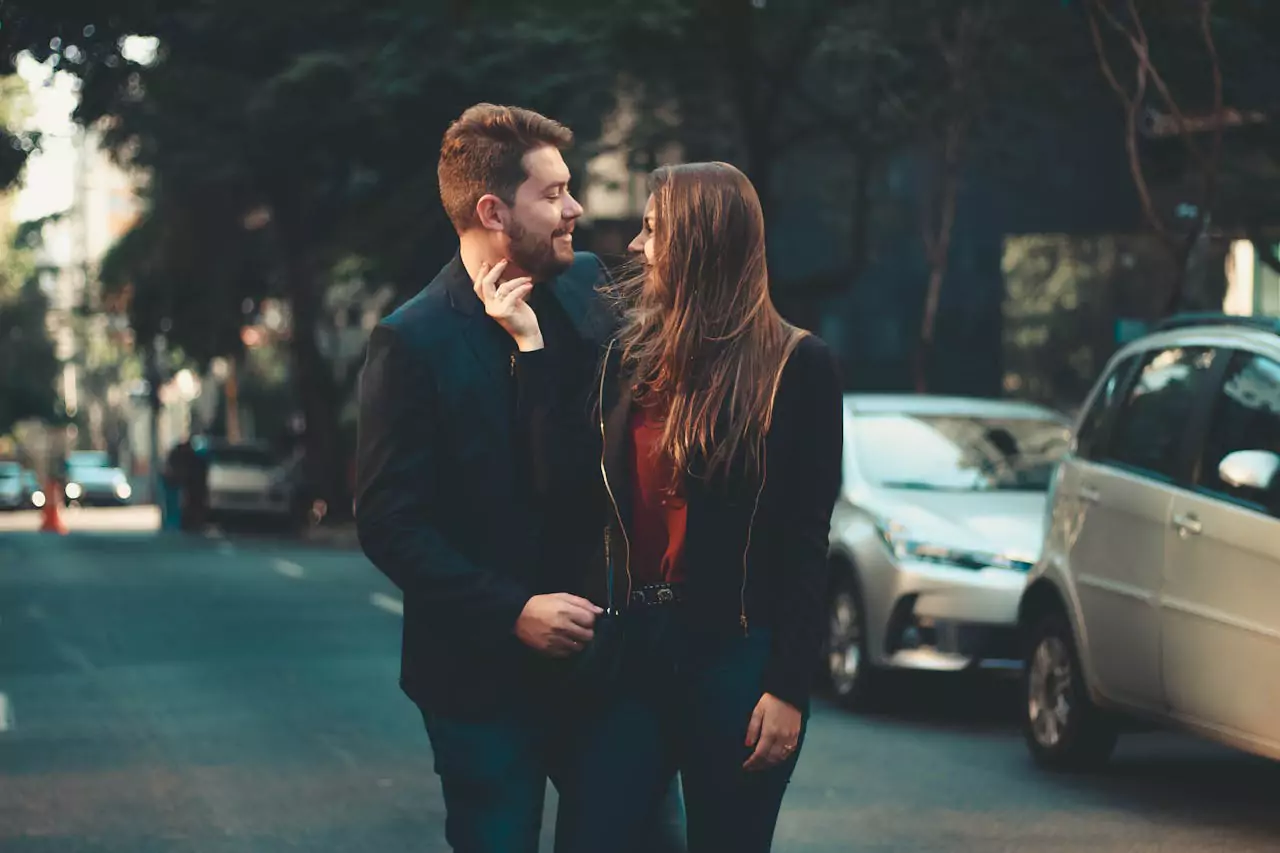 Couple romantique qui se balade dans la ville