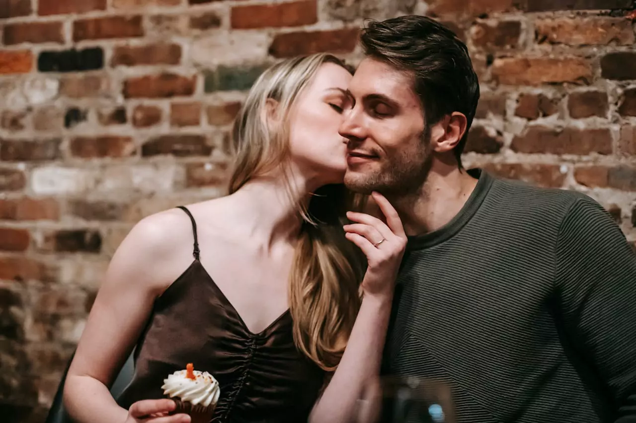 femme embrasse un homme après une surprise romantique