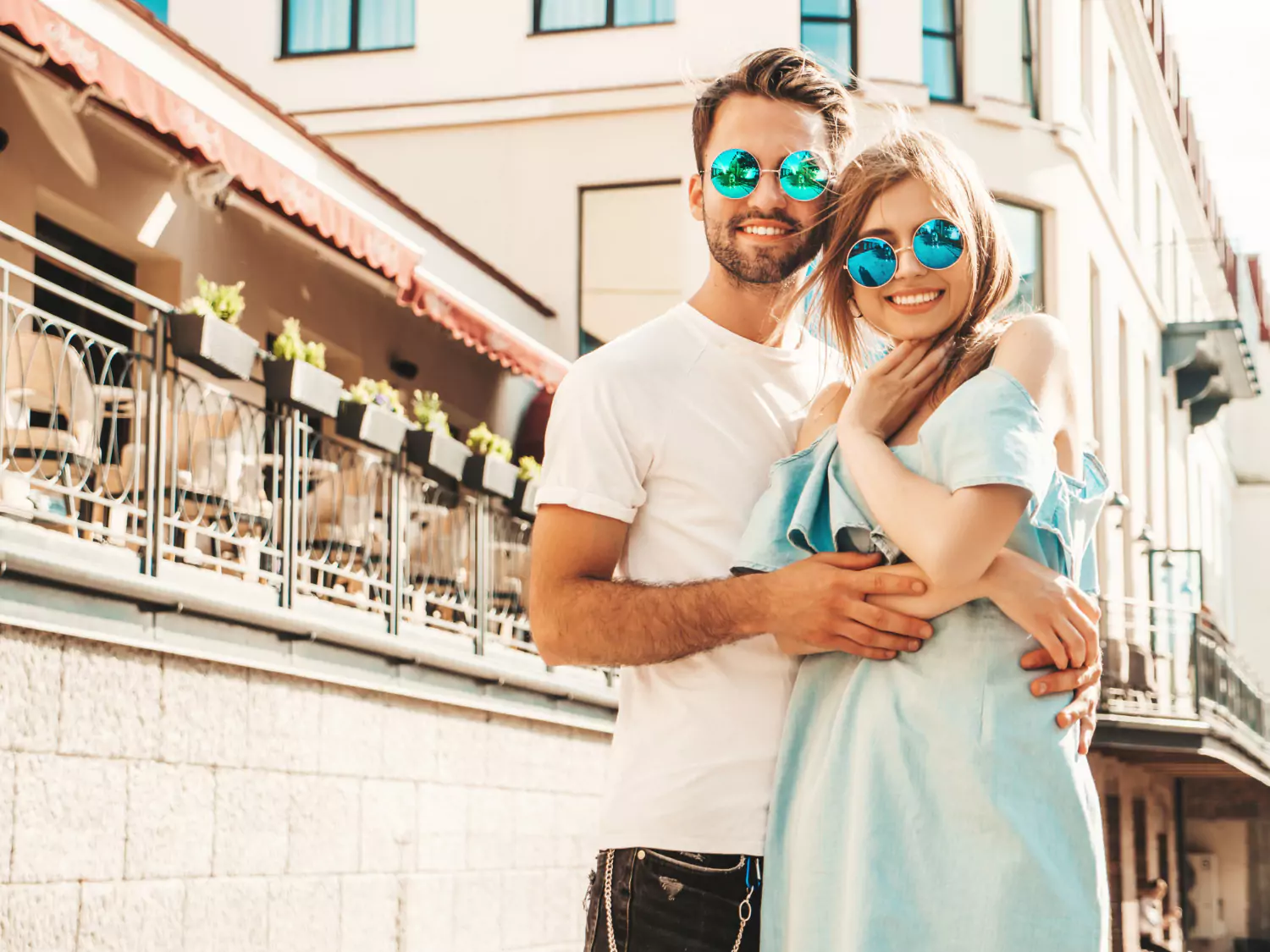 Couple amoureux en ville l’été – activité estivale complice pour amoureux urbains