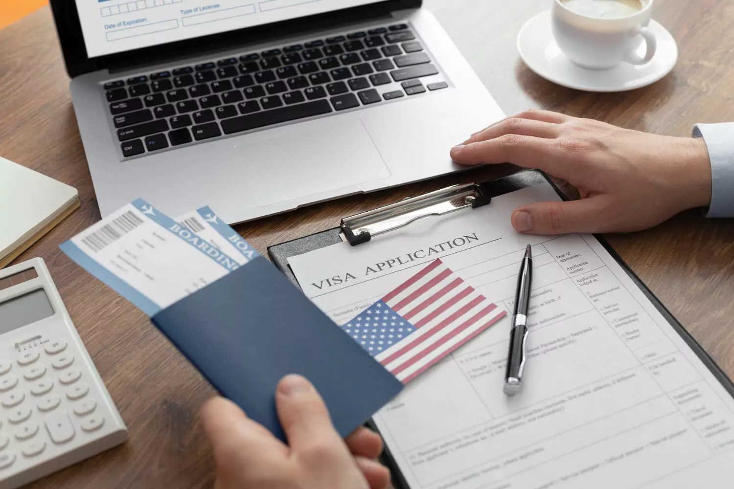 Formulaire de demande de visa USA avec passeport, billets d’avion et ordinateur – exemple concret nécessitant une traduction assermentée.