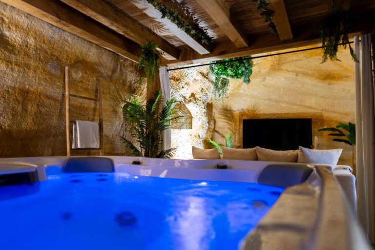 Suite troglodyte avec spa privé – Luxe et détente