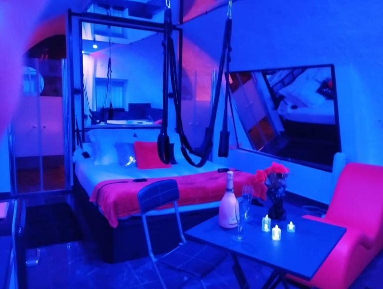 Suite Miroir – Love Room avec Jacuzzi Privatif | Séjour Romantique