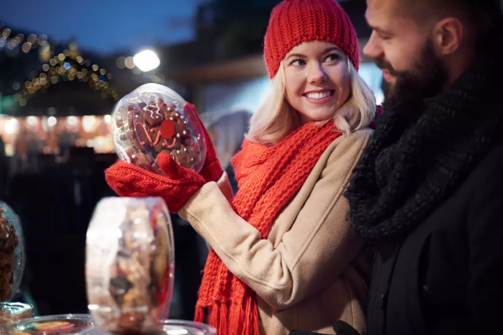 Couple en visite d'un marché de noël