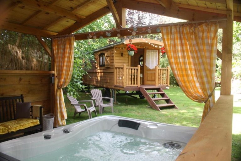 Roulotte d'Emilie : Jacuzzi Privé et Évasion