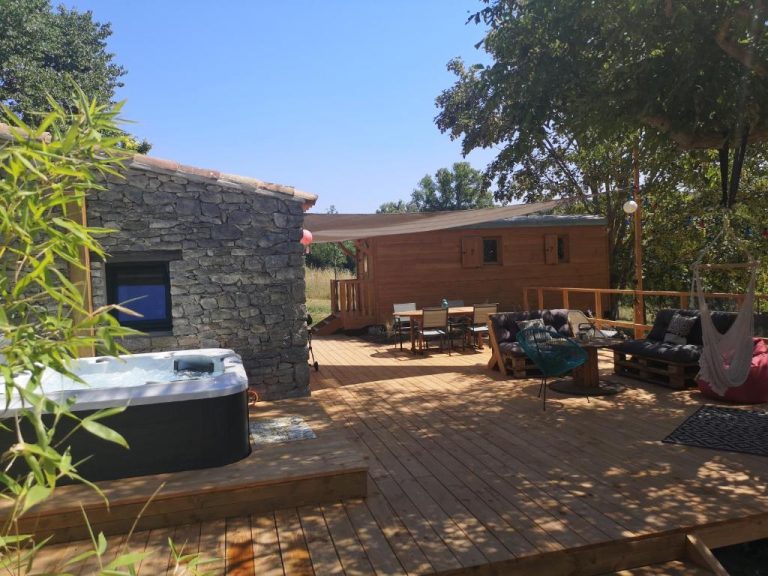 Roulotte au Luberon avec vue et bain à remous
