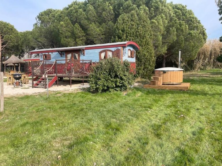 Séjour au Pont Rouge Roulotte avec piscine et jacuzzi