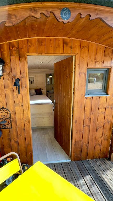 Roulotte à Bagnols-en-Forêt avec vue montagne