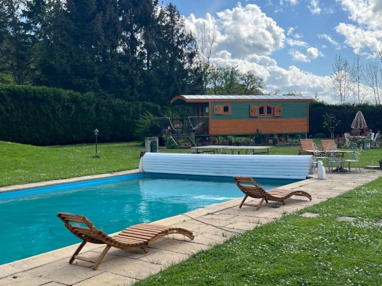 Roulotte Deluxe à Quingey : séjour et piscine intime