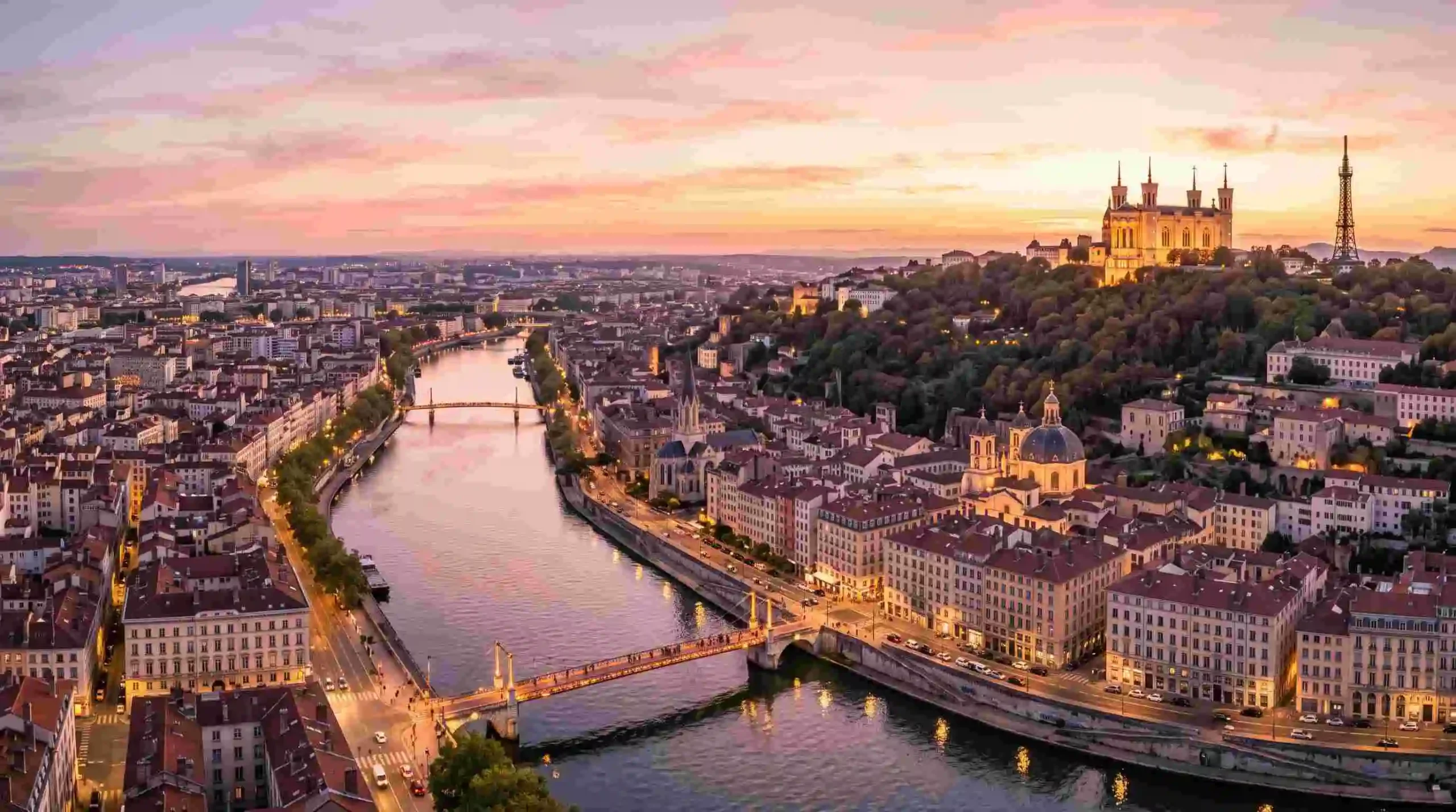 Vue panoramique de Lyon et de la colline de Fourvière au coucher du soleil