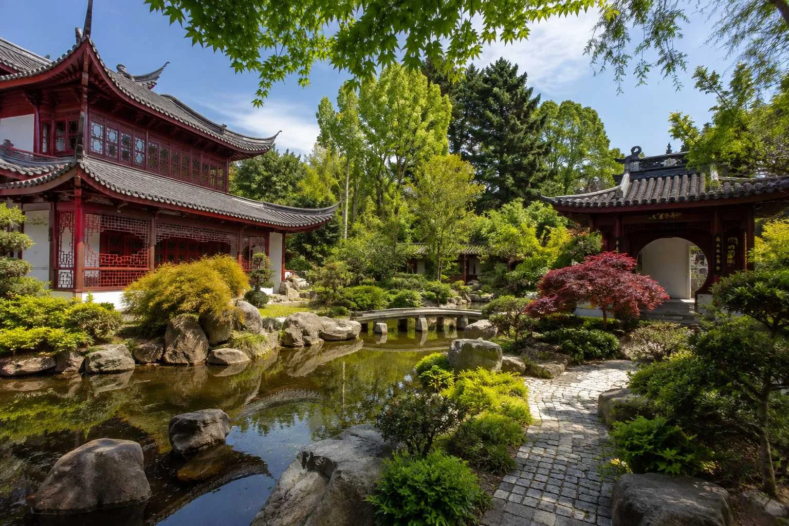 Les pavillons traditionnels et le jardin japonais de l'Île de Versailles à Nantes