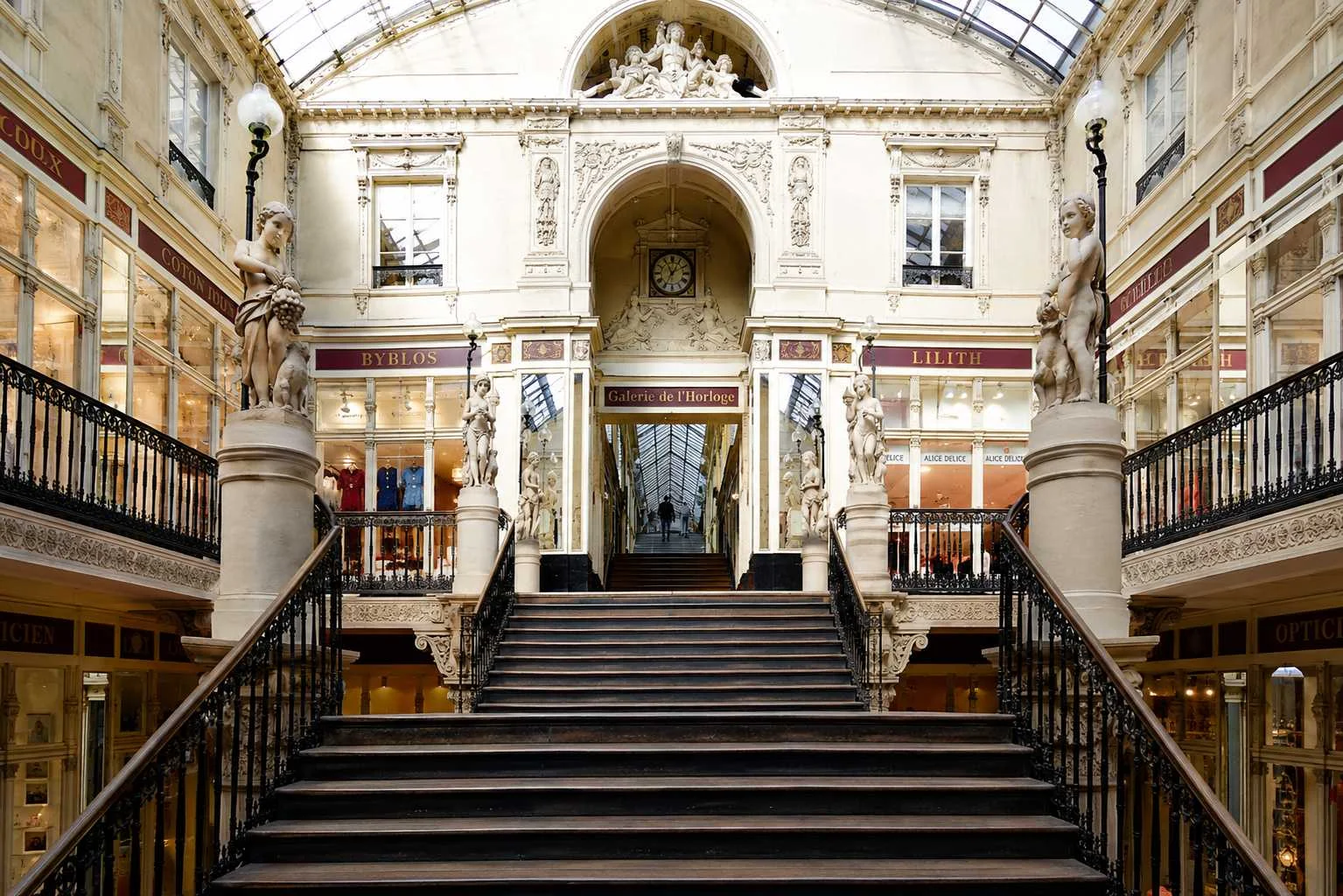 Les escaliers monumentaux et les statues du Passage Pommeraye à Nantes